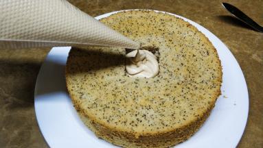 挤上红茶黑糖奶盖酱