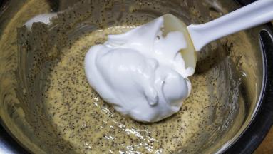 将三分一蛋白霜放入红茶蛋黄糊里切拌均匀