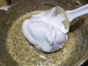 将三分一蛋白霜放入红茶蛋黄糊里切拌均匀