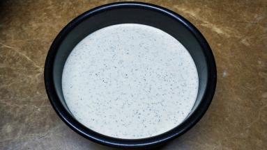 倒入模具里，震出气泡