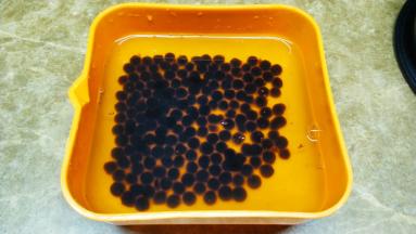 捞出珍珠放入凉开水里浸泡，让珍珠口感更Q弹