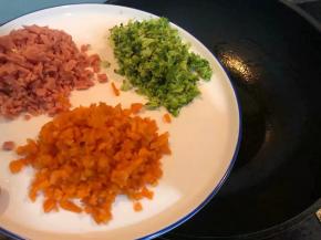 锅中热油倒入香肠胡萝卜花椰菜