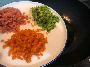 锅中热油倒入香肠胡萝卜花椰菜