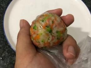 再取适量米饭盖住搓圆即可