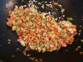 翻炒均匀放入适量盐调味