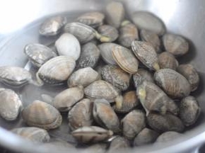 蛤蜊买回来后，放些盐，静置几小时，让其吐沙。