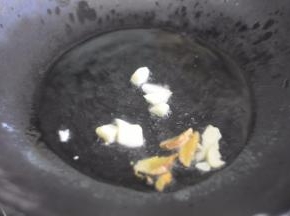 锅里倒入油，放入蒜和姜炸香。