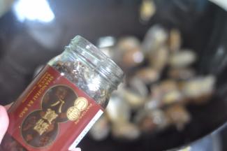 加入八宝酱翻炒均匀。