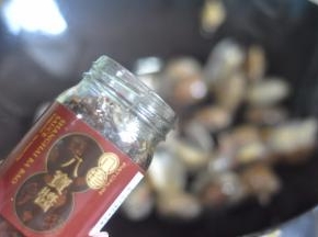 加入八宝酱翻炒均匀。