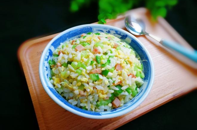 午餐肉黄瓜蛋炒饭