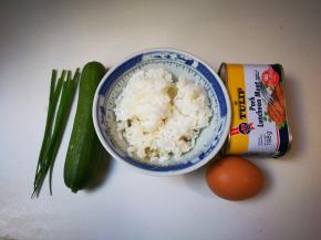 准备好食材：半碗米饭，一只鸡蛋，一根荷兰黄瓜，适量午餐肉，少许葱