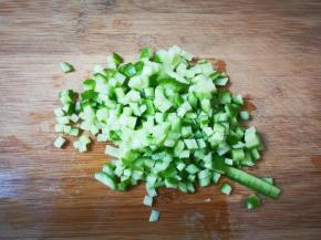 荷兰黄瓜洗净切成丁