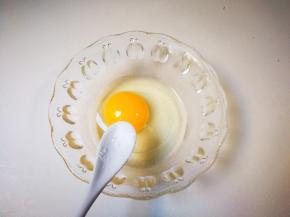 鸡蛋打入碗中放入少许盐打散均匀