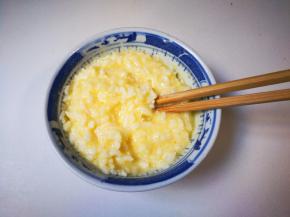 将蛋液倒入米饭里面拌匀