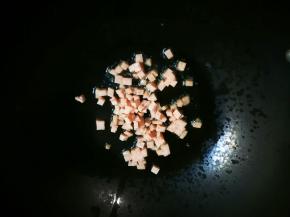 热锅凉油放入午餐肉丁煎出香味