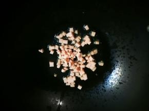 热锅凉油放入午餐肉丁煎出香味