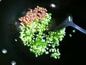 放入荷兰黄瓜丁翻炒片刻