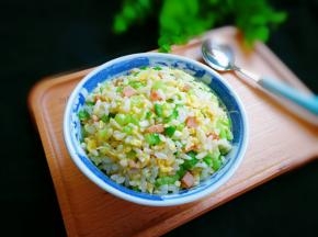 又鲜又香的蛋炒饭是不是令人垂涎欲滴