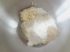 将除了黄油之外的材料先液体后粉类的顺序放加入厨师机桶中，加入晾凉的烫种（烫种就是水和粉1:1混合无干粉放凉就可以了）