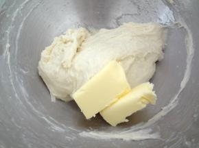 加入软化好的黄油开始启动低速搅打，黄油混合进去后高速搅打至黄油完全混合