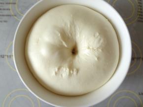 发酵完成后手指粘粉戳孔洞口不回缩不塌陷就可以了