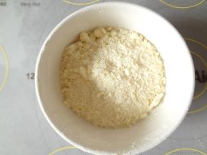 用手将材料混合搓均匀待用