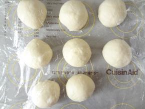 取出面团轻微排气后8份盖上保鲜膜松弛15分钟