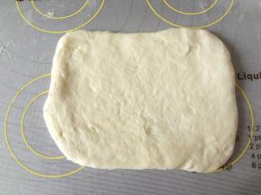 翻面横着放然后自上而下的卷起搓长，慢慢轮流搓不要着急