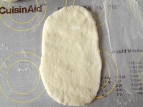 将松弛好的面团擀成牛舌状