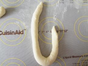 搓长的面团L形状放着