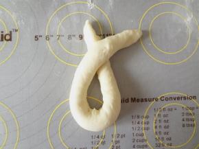 将左边放到右边的面团上