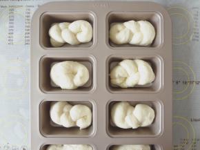 全部做好放入模具中后开始二发36度70%的湿度发酵40分钟