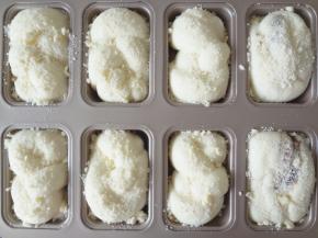 发酵完成后取出表面刷上清水撒上酥粒