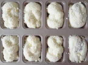 发酵完成后取出表面刷上清水撒上酥粒