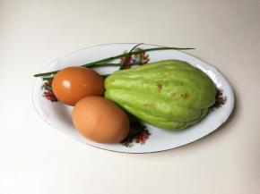 准备好食材：一个佛手瓜，两只鸡蛋，一根葱