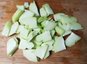 佛手瓜削去皮切成片