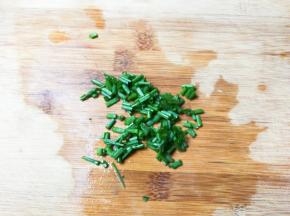 葱洗净切成葱花