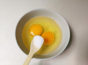 鸡蛋打入碗中放入半小勺盐