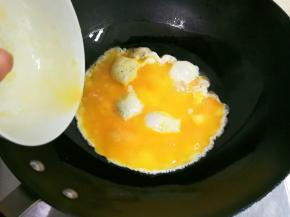 热锅热油倒入蛋液