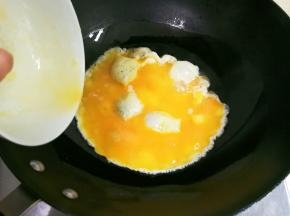 热锅热油倒入蛋液