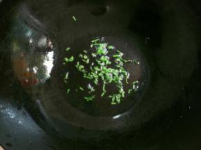 锅中余油放入葱煎出香味