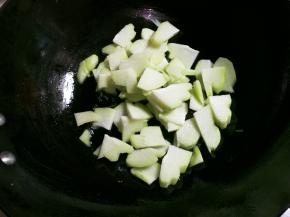 放入佛手瓜翻炒片刻