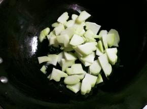 放入佛手瓜翻炒片刻