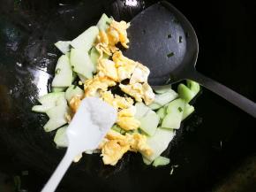 放入少许糖翻炒均匀