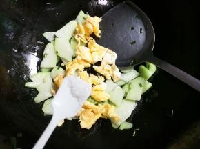 放入少许糖翻炒均匀