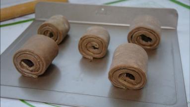 收口朝下，整好形状，每个之间留多点空隙，在室温30°以下进行发酵。不然会导致黄油融化发酵失败。