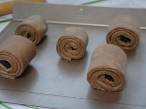 收口朝下，整好形状，每个之间留多点空隙，在室温30°以下进行发酵。不然会导致黄油融化发酵失败。