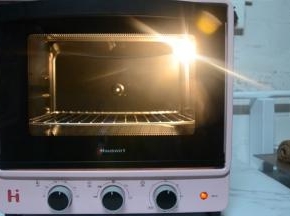 烤箱预热180°8分钟。