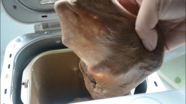 揉成光滑面团，呈现手套膜的状态即可。