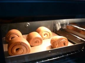 放进中层，烤20～25分钟，视情况而定。